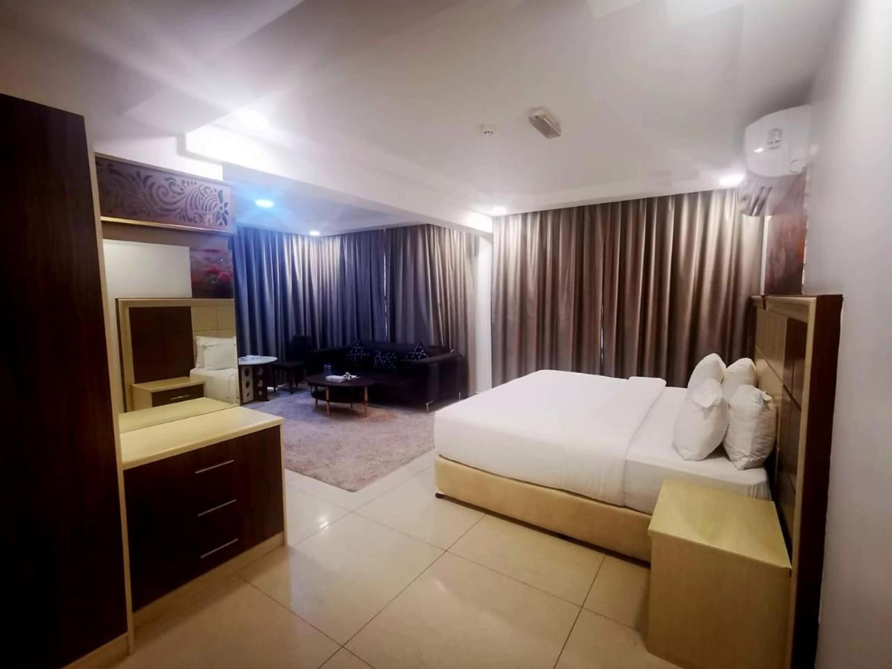 Diamond Star Hotel فندق النجمة الماسية Seeb Eksteriør bilde